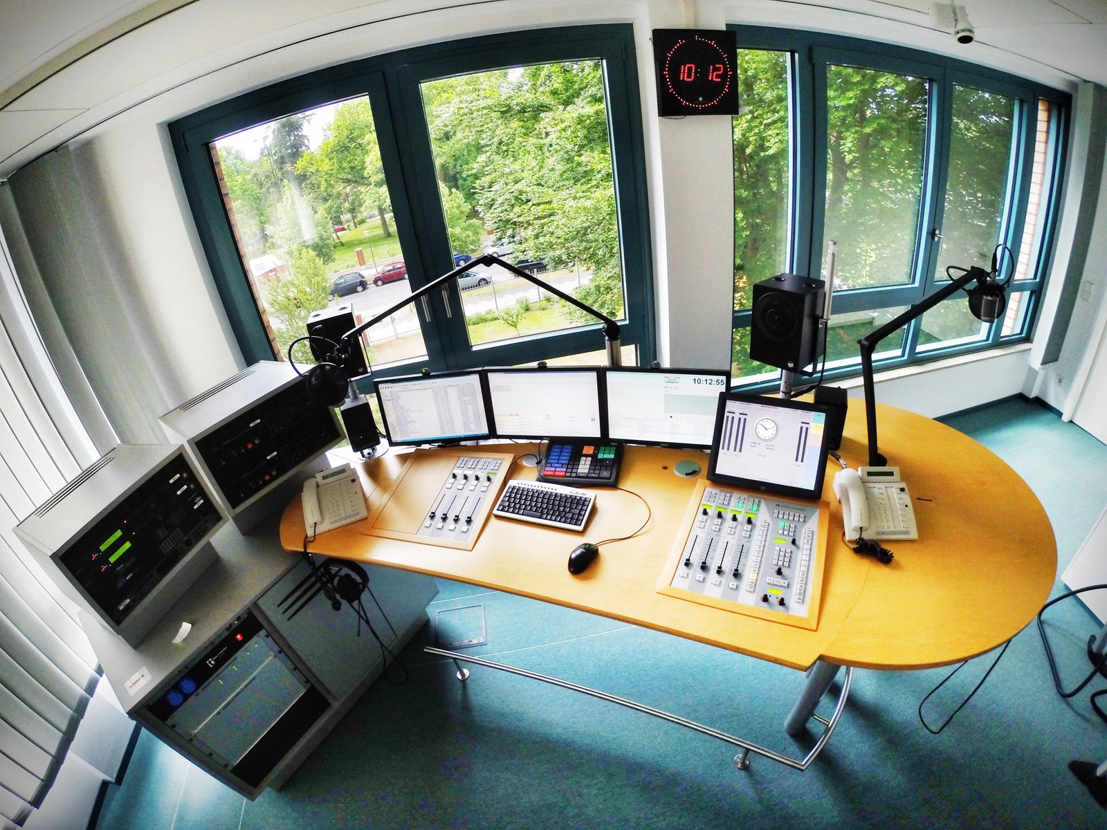Gün ışığı alan radyo stüdyosu ve yayın masası